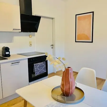 Zentrale Mit Blick Auf Burg Altpernstein