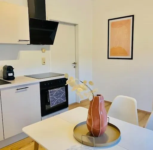 Zentrale Mit Blick Auf Burg Altpernstein